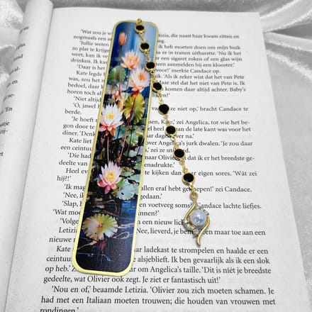 Luxe Koperen Boekenlegger – Waterlelie Design & Gouden Hanger