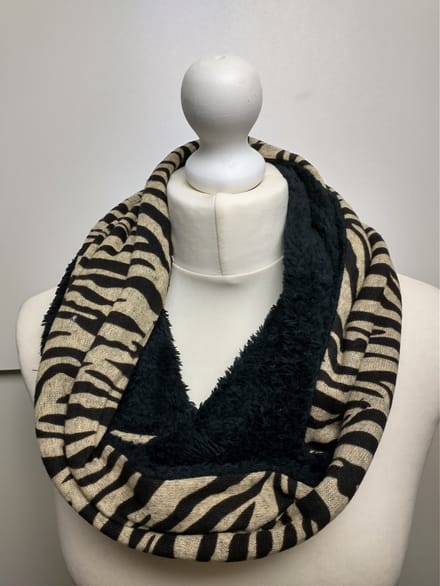 Ronde dames col sjaal Debbie zebraprint beige zwart teddybont