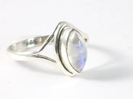 Fijne zilveren ring met regenboog maansteen - maat 16.5