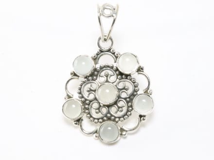 Opengewerkte zilveren hanger met aqua chalcedoon