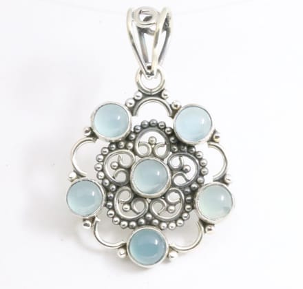 Opengewerkte zilveren hanger met blauwe chalcedoon