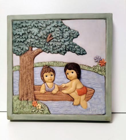 Wandbord - Goebel - N+M - 21cm x 21cm - Kinderen in bootje.