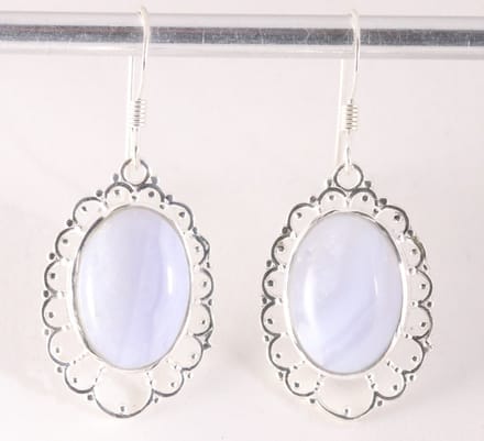 Opengewerkte zilveren oorbellen met blauwe lace agaat