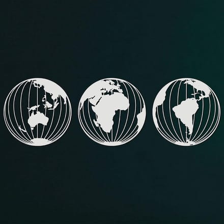 Metalen Wereldkaart Decoratie - Wandkunst Drie Bollen - Woonkamer Aankleden - Drijvend Effect - 72 cm - Wit