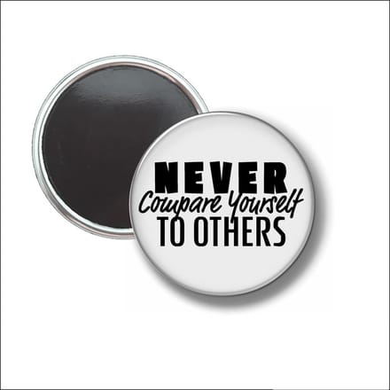 Button Met Magneet 58 MM - Never Compare Yourself To Others - NIET VOOR KLEDING
