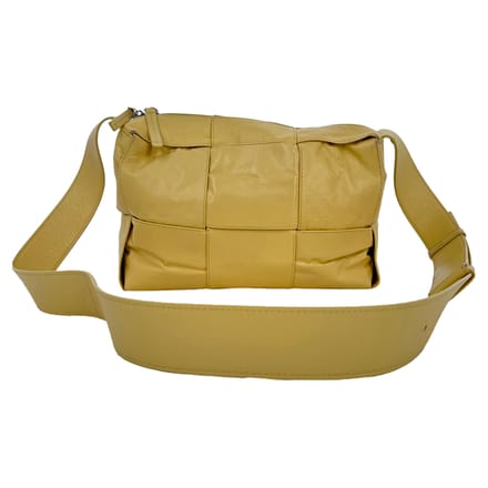 Bottega Veneta Medium Arco cameratas in geel kalfsleer