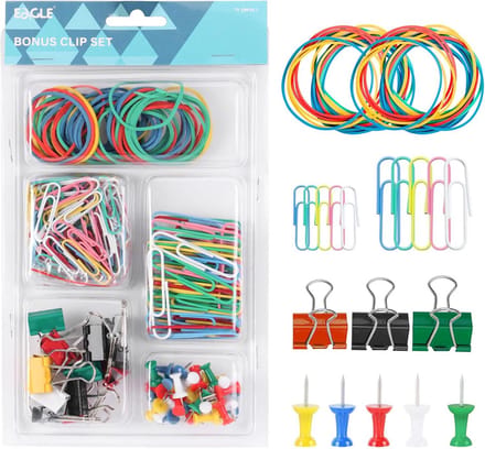 Assortiment kantoorartikelen met nietjes, paperclips, punaises en elastiekjes
