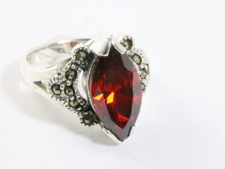 Zware zilveren ring met granaat en marcasiet - maat 18.5