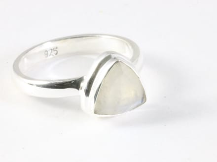 Hoogglans zilveren ring met regenboog maansteen - maat 17
