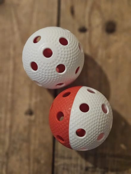 Necy Bullet floorball ballen - wit / rood - 2stuks