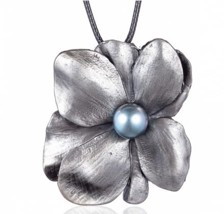 Ketting- bloem- Coco - grijze synthetische parel - Charme Bijoux