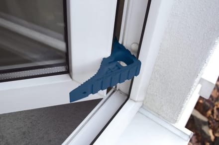 Veelzijdige deurstopper en raamvastzetter blauw antislip