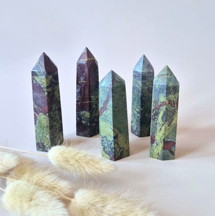 Edelsteen Dragonblood stone toren (7–9 cm) – moed, kracht & vitaliteit
