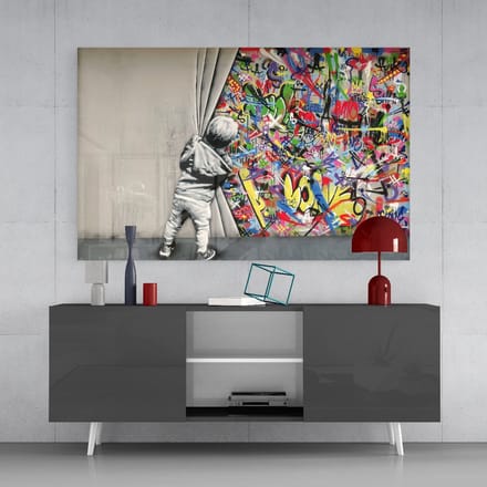 Glasschilderij - Achter het Gordijn - Graffiti - Wanddecoratie - 72x46 cm - 4 mm