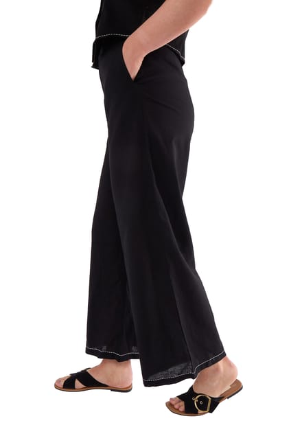 Zwarte broek met contrastborduursel en stikdetails