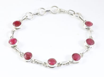 Zilveren armband met robijn