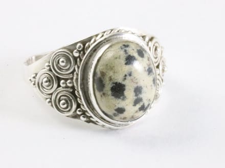 Bewerkte zilveren ring met dalmatier jaspis - maat 16.5