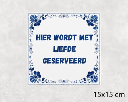 Spreuk tegel 15x15 cm Hier wordt met liefde geserveerd