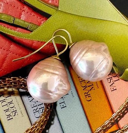 Barok parel oorbellen groot licht roze/goud