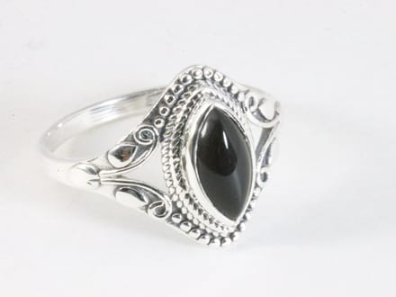 Fijne bewerkte zilveren ring met onyx - maat 16.5