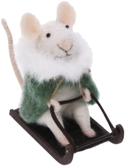 Muis op slee met groene jas 10x5x8 cm