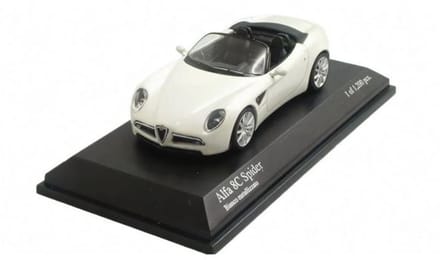 Alfa Romeo 8C Spider - 1:64 - Minichamps