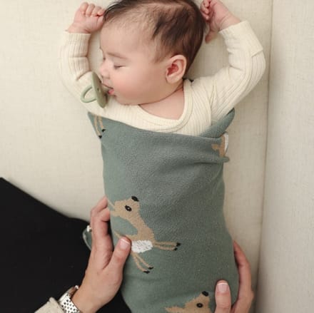 SWADDLE BABYDEKEN VAN 100% LUXE KATOEN – DEER KLEUR : SALIE