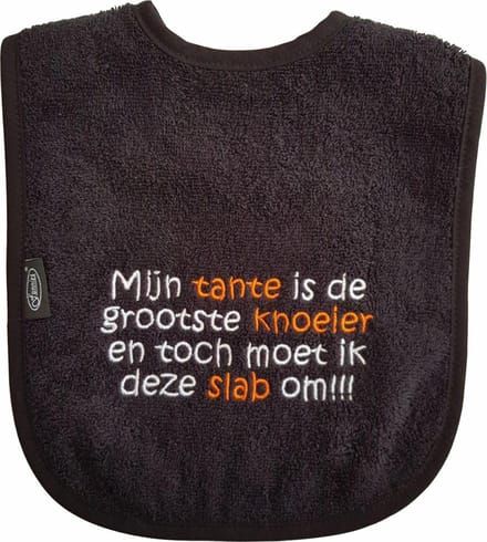 Zwarte slab met "Mijn tante is de grootste knoeier en toch moet ik deze slab om!!!"