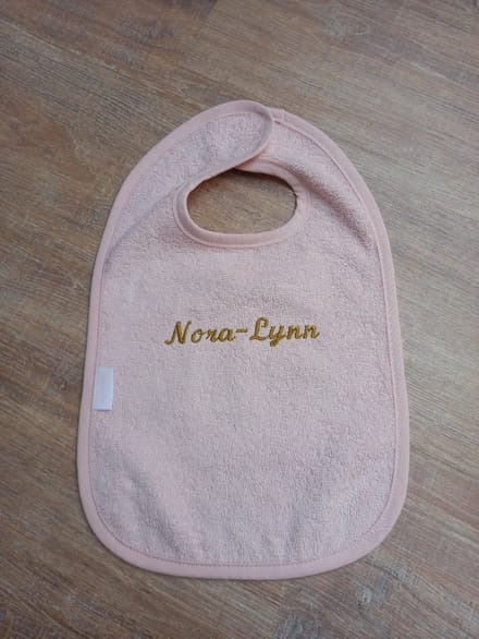 Gepersonaliseerd slabbetje blush met naam geborduurd