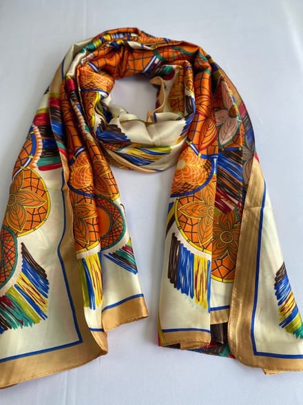 Sjaal print mix van glad materiaal 30% zijde met 70% viscose