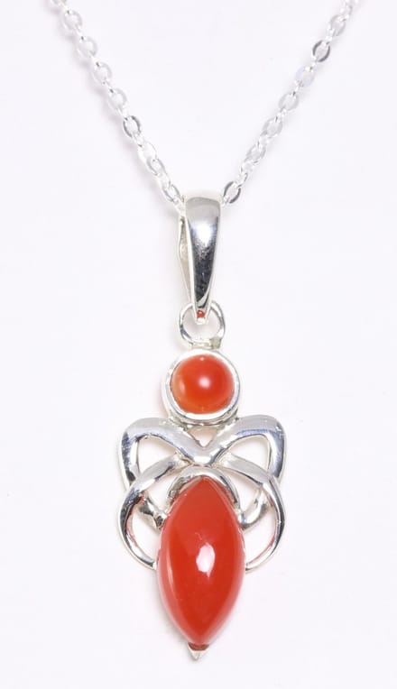 Fijne zilveren hanger met carneool aan ketting