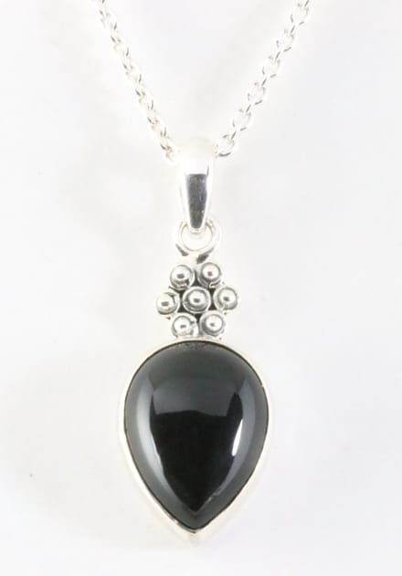 Bewerkte zilveren hanger met onyx aan ketting