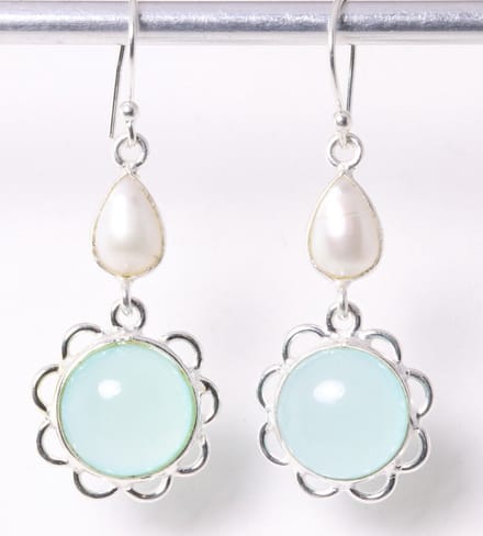 Lange zilveren oorbellen met aqua chalcedoon en parel