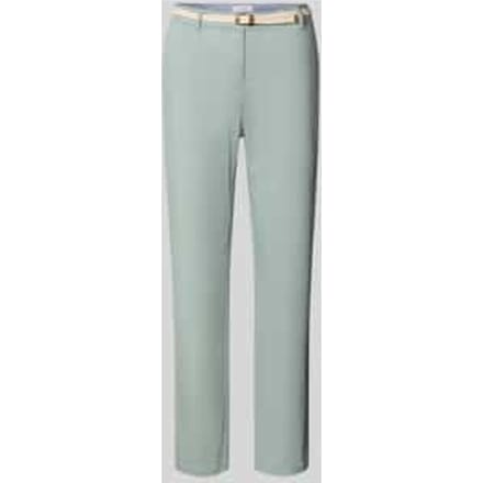 chino met riem en achterzakken