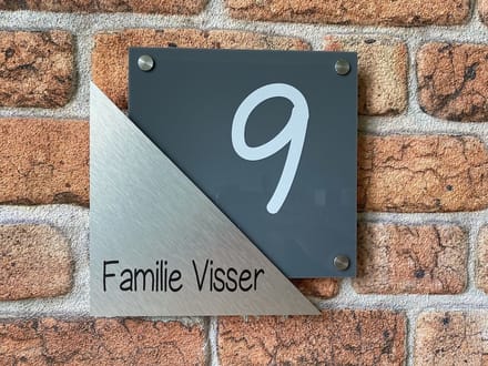 Naambordje / huisnummer voordeur grijs met rvs look driehoek