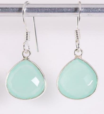 Fijne druppelvormige zilveren oorbellen met aqua chalcedoon