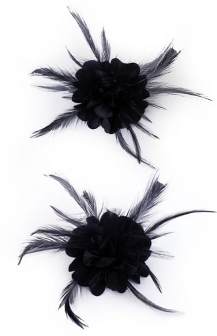 Bloem met veertjes op speld zwart