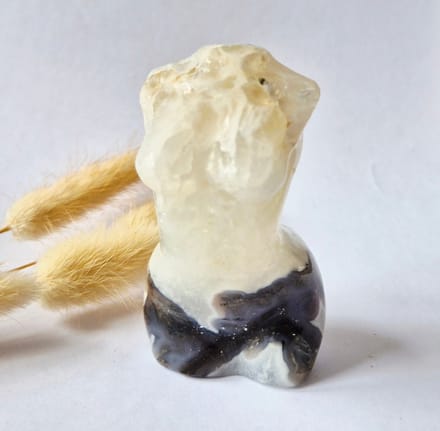 Mosagaat vrouwenbeeldje 8 cm (#2) – handgeslepen edelsteen carving