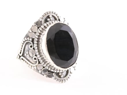Bewerkte zilveren ring met onyx - maat 18.5
