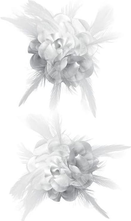 Bloem met veertjes op speld wit