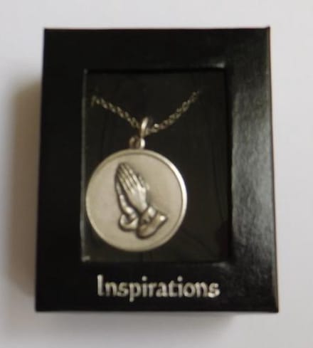 Ketting met hanger gevouwen handen. (6687)
