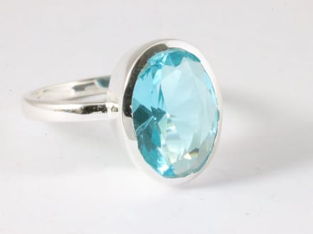 Hoogglans zilveren ring met blauwe topaas - maat 21