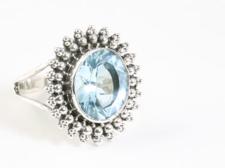 Bewerkte zilveren ring met blauwe topaas - maat 18