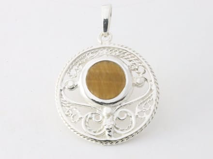 Ronde opengewerkte zilveren hanger met tijgeroog