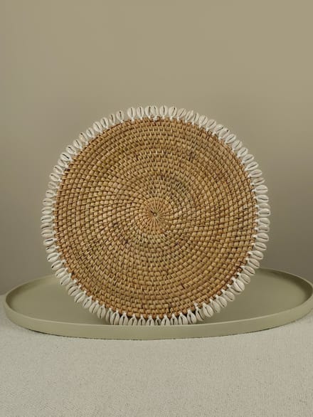 Blitzdeco - Ronde Placemat - Luke - Rotan met Witte Schelpen - Beige - Handgemaakt