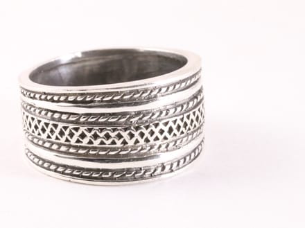 Brede zilveren ring met kabelpatronen - maat 20