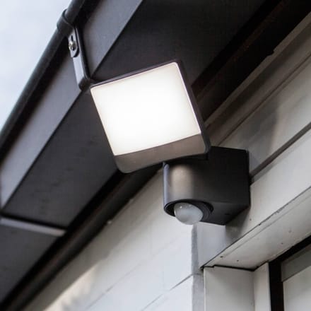 LUTEC Sunshine - LED security wandlamp voor buiten - PIR bewegingssensor - Dag/nacht sensor - 800Lm - 5000K helder wit licht - Donkergrijs