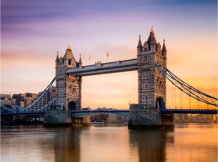 Fotobehang - Tower Bridge bij dageraad.
