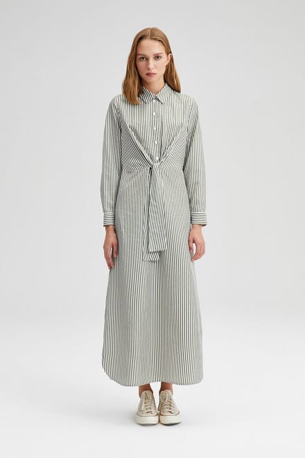 Touché Privé - Gestreepte poplin jurk met strikceintuur - Khaki - Dames
