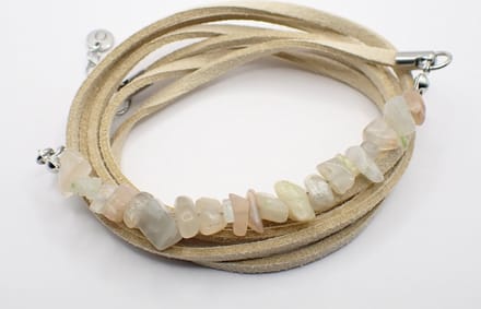 Colure® wikkelarmband met half edelsteen split maansteen suède naturel